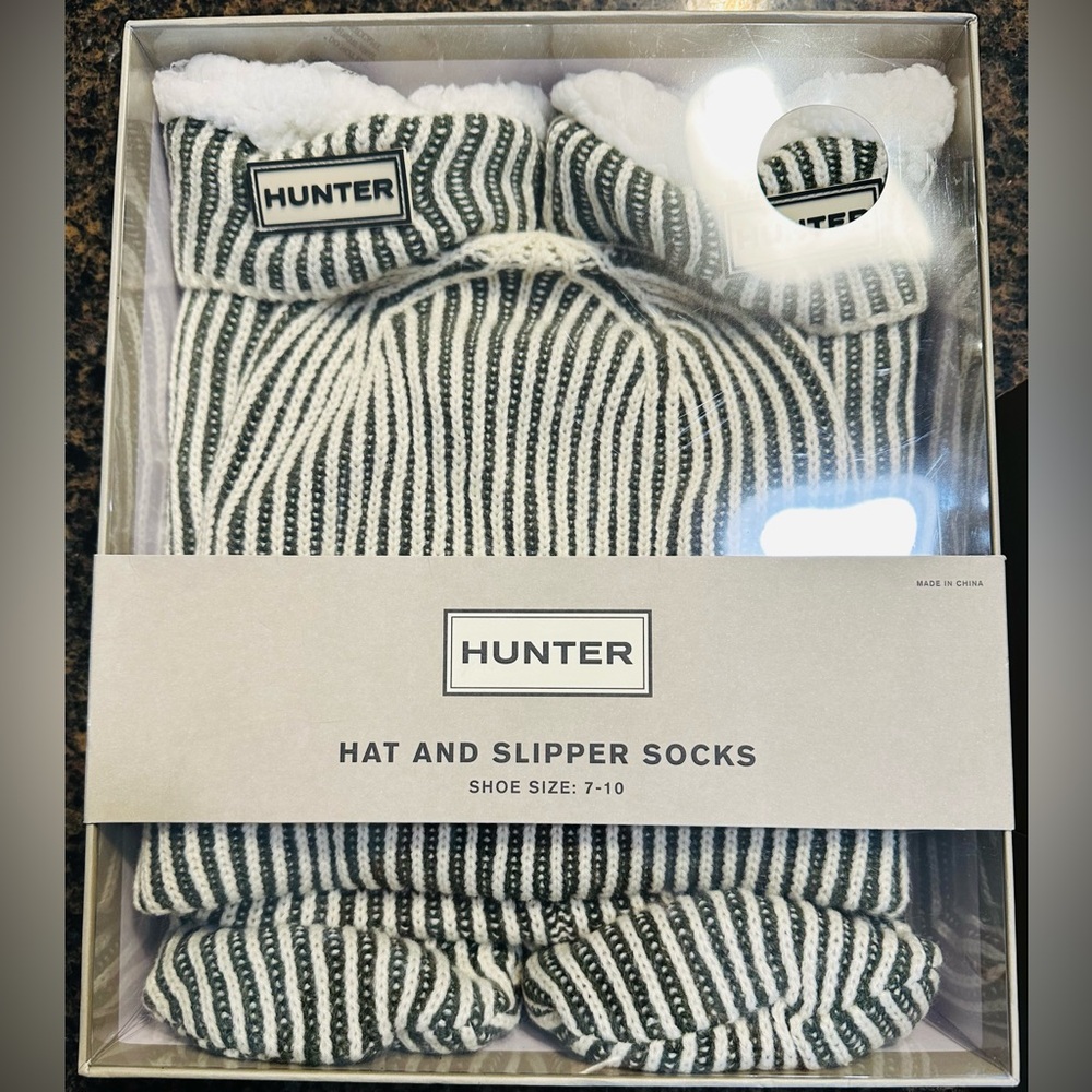 Hunter Beanie and Socks Brand New in Box - Picture 3 of 4